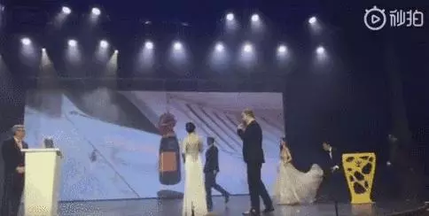 真「假臉夫婦」?黃曉明baby離婚已定?久違同框秀恩愛卻全是破綻!