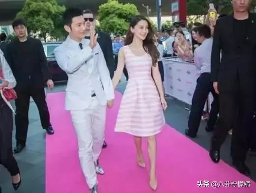 真「假臉夫婦」?黃曉明baby離婚已定?久違同框秀恩愛卻全是破綻!