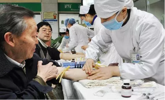 51歲男子腹痛入院,查出肝癌,醫生惋惜:都是餐桌上這兩物害的