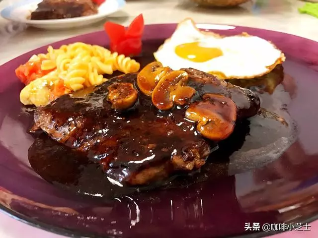 西餐牛排旁邊的煎雞蛋,總是煎不熟,原來不是直接吃的