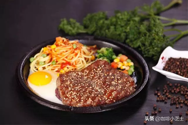 西餐牛排旁邊的煎雞蛋,總是煎不熟,原來不是直接吃的