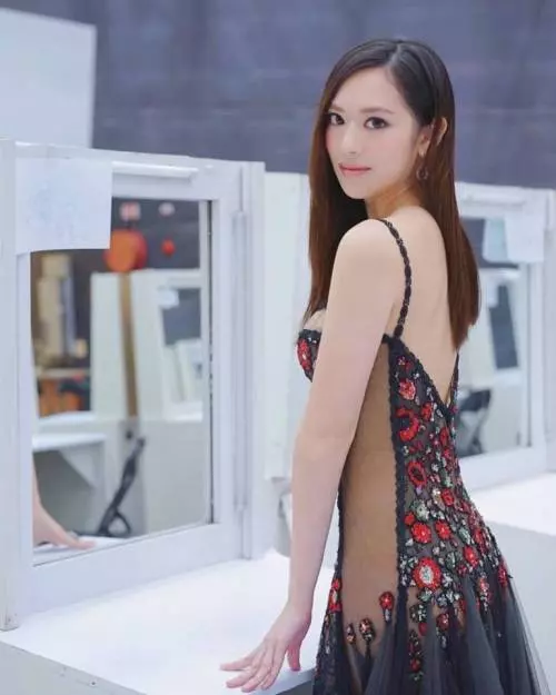 港姐馮盈盈 佢對腳真係不得了 D姿勢 巴打見到真係扯嗮旗..