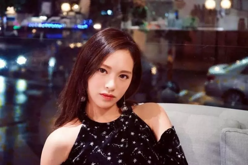 港姐馮盈盈 佢對腳真係不得了 D姿勢 巴打見到真係扯嗮旗..