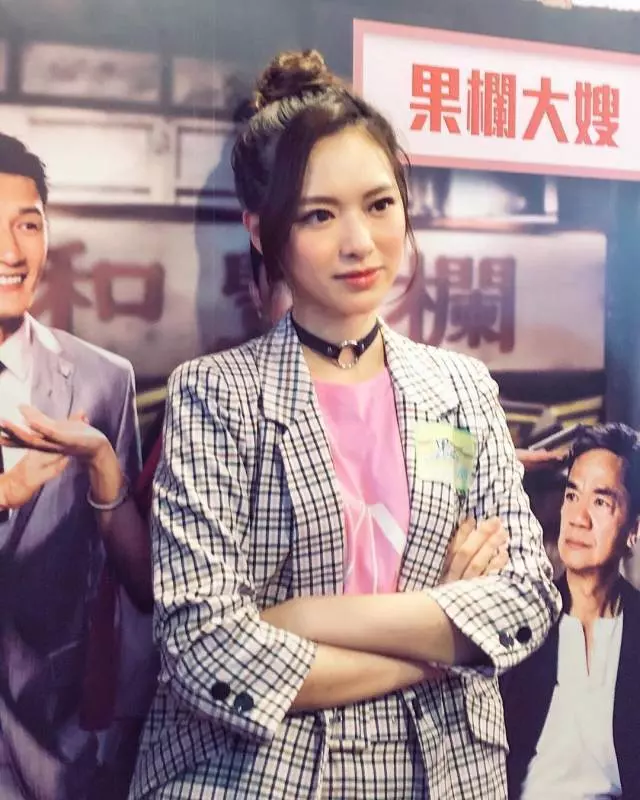 港姐馮盈盈 佢對腳真係不得了 D姿勢 巴打見到真係扯嗮旗..
