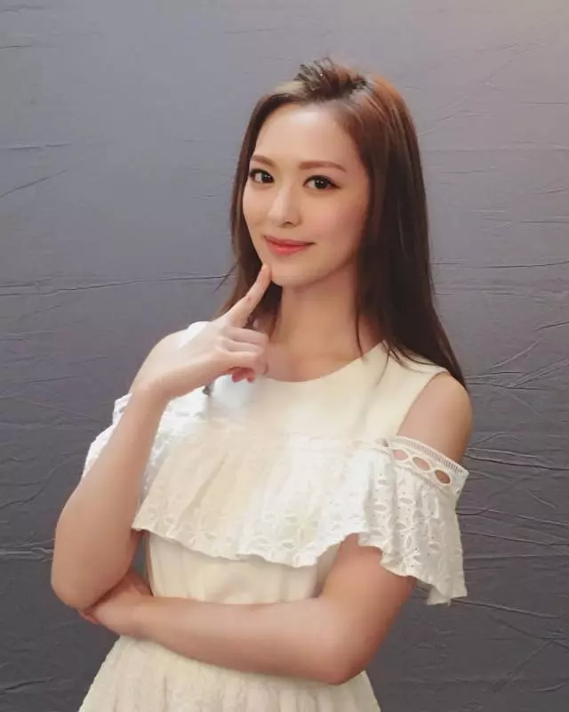 港姐馮盈盈 佢對腳真係不得了 D姿勢 巴打見到真係扯嗮旗..