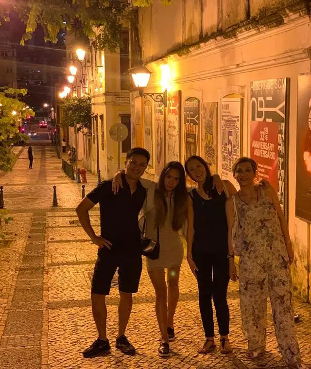 余安安攜家人共度假期,兩女兒罕見出鏡,個個貌美如花隨母親