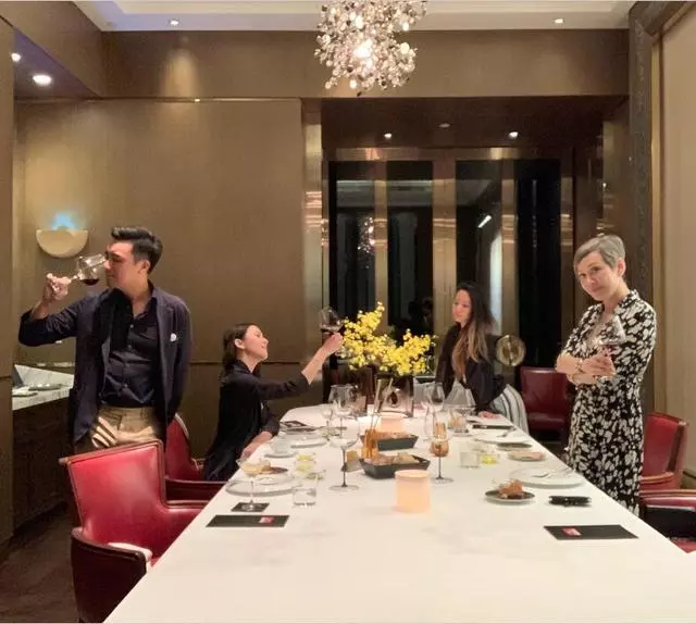 余安安攜家人共度假期,兩女兒罕見出鏡,個個貌美如花隨母親