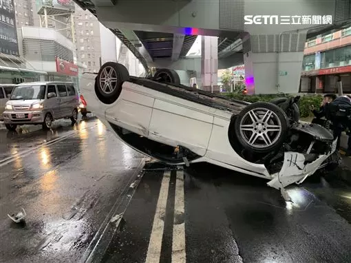 無照少年借4百萬賓士兜風 天雨路滑自撞翻覆嚇傻呆坐路旁 | 社會 | 三立新聞網 SETN.COM