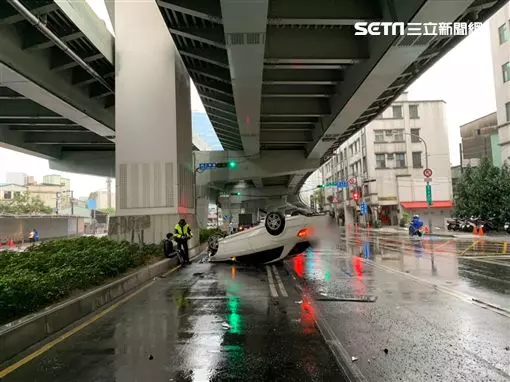 無照少年借4百萬賓士兜風 天雨路滑自撞翻覆嚇傻呆坐路旁 | 社會 | 三立新聞網 SETN.COM