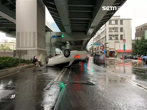 無照少年借4百萬賓士兜風 天雨路滑自撞翻覆嚇傻呆坐路旁 | 社會 | 三立新聞網 SETN.COM