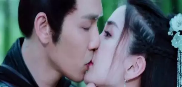 拍吻戲時,為了防止男明星起「生理反應」,女明星的做法真的是太狠了!