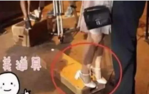 拍吻戲時,為了防止男明星起「生理反應」,女明星的做法真的是太狠了!