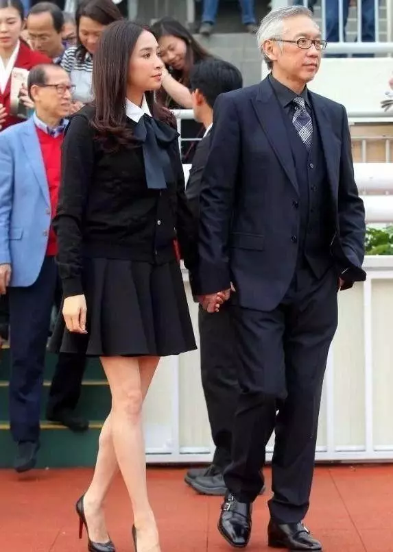 【郎才女貌~】超級富四代戀霍啟剛堂妹,男方媽媽是凍齡女神,爸爸是許晉亨好友~