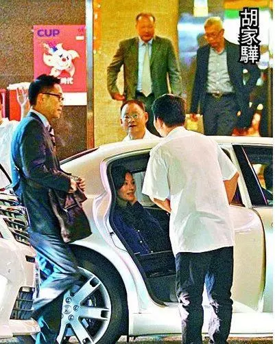 【郎才女貌~】超級富四代戀霍啟剛堂妹,男方媽媽是凍齡女神,爸爸是許晉亨好友~