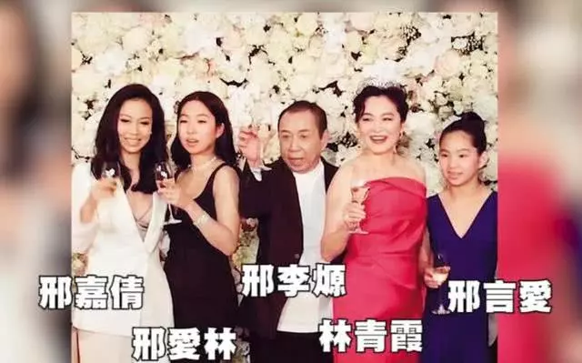 前陣子才傳出婚變謠言,64歲林青霞名店內主動親吻西裝帥哥,兩人當眾牽手同行毫不避諱!