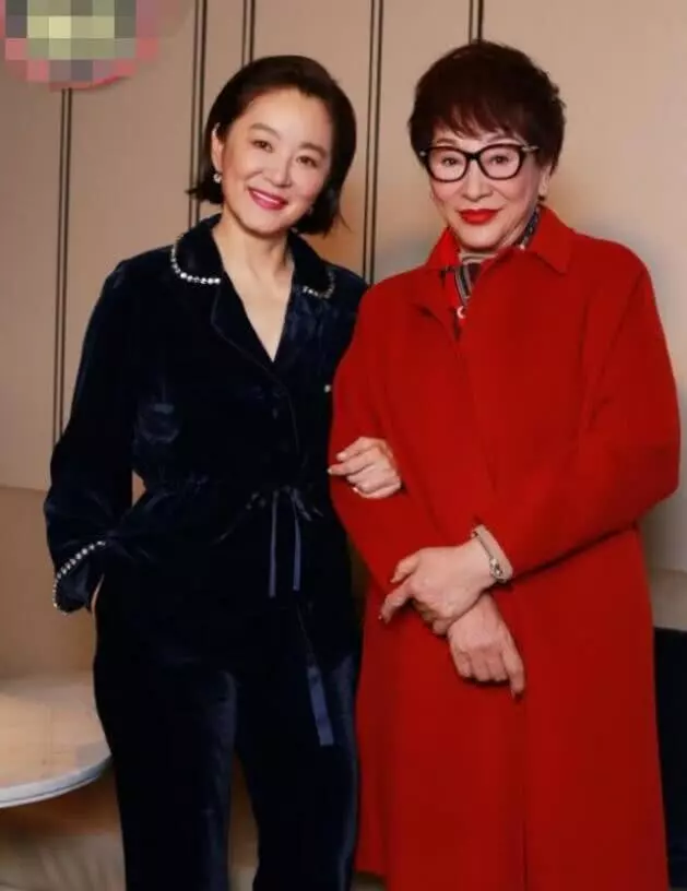 前陣子才傳出婚變謠言,64歲林青霞名店內主動親吻西裝帥哥,兩人當眾牽手同行毫不避諱!