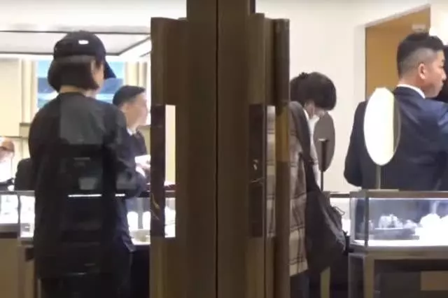 前陣子才傳出婚變謠言,64歲林青霞名店內主動親吻西裝帥哥,兩人當眾牽手同行毫不避諱!