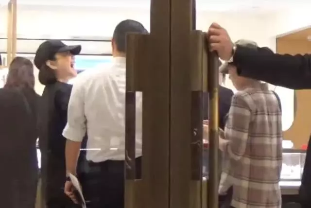 前陣子才傳出婚變謠言,64歲林青霞名店內主動親吻西裝帥哥,兩人當眾牽手同行毫不避諱!