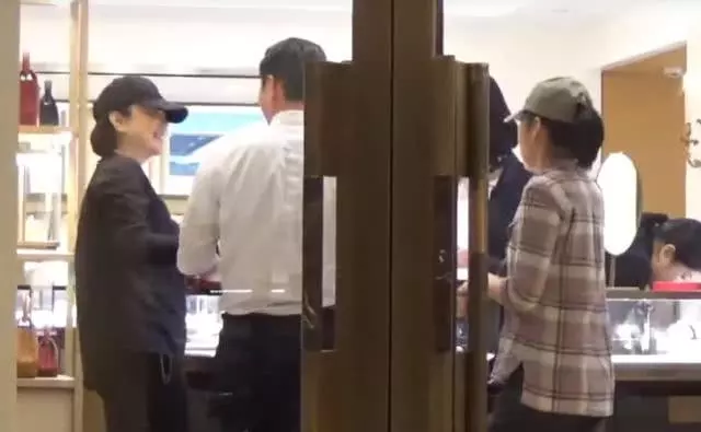前陣子才傳出婚變謠言,64歲林青霞名店內主動親吻西裝帥哥,兩人當眾牽手同行毫不避諱!