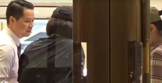 前陣子才傳出婚變謠言,64歲林青霞名店內主動親吻西裝帥哥,兩人當眾牽手同行毫不避諱!