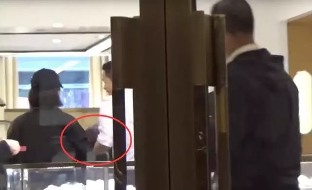 前陣子才傳出婚變謠言,64歲林青霞名店內主動親吻西裝帥哥,兩人當眾牽手同行毫不避諱!