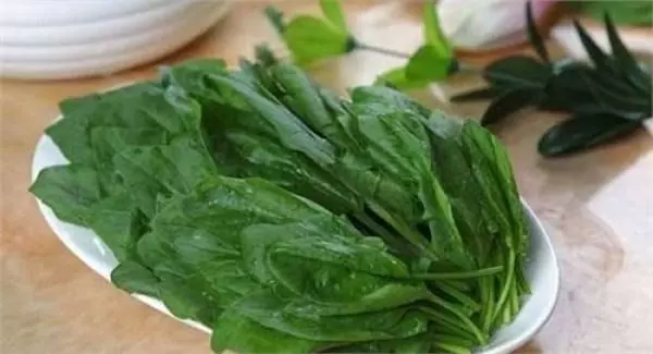 原來這種菜危害那麼大!商販在運輸途中用來防腐保鮮的,況且用過硫酸銅的菜也會顯得更綠,看完告訴家人別買