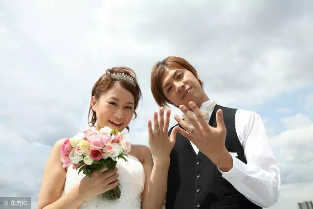 妹妹結婚要買房,我想偷偷給5萬,老婆手機一閃,我淚流滿面