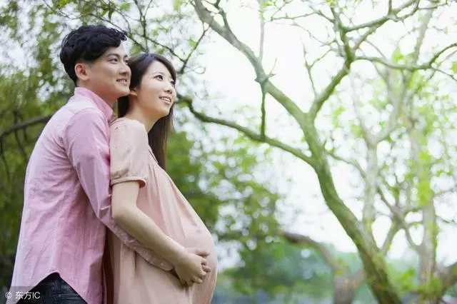 懷孕六個月,半夜上廁所,無意聽到婆婆和老公的對話,我怒提離婚