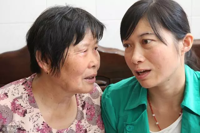 弟弟病重爸爸跪求我借20萬,我冷冷的回了幾個字,他灰溜溜地走了