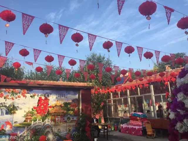 哥哥剛去世嫂子就改嫁,婚禮上侄女遞給我一張紙條,讓我淚流滿面