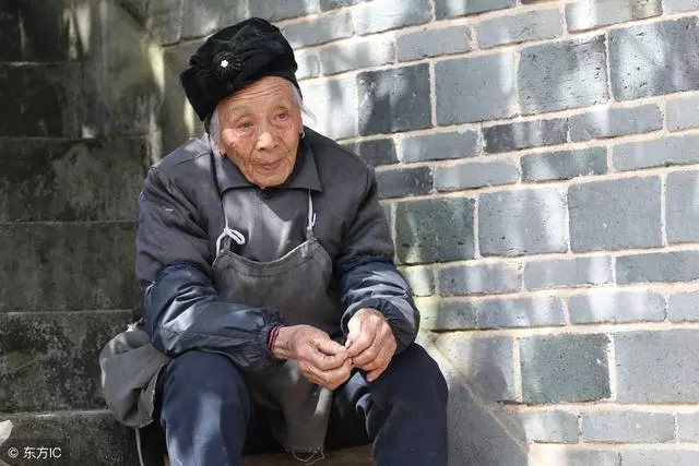 婆婆生病哥嫂不管,我賣婚房湊錢,病好婆婆做一事,讓哥嫂慌了神