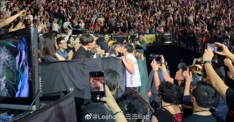 【破天荒曬恩愛】王力宏演唱會玩Kiss Cam, 衝下舞台在萬人前『霸氣親吻老婆』Soooo Sweet~ (內有影片)