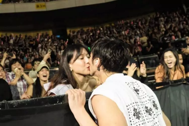 【破天荒曬恩愛】王力宏演唱會玩Kiss Cam, 衝下舞台在萬人前『霸氣親吻老婆』Soooo Sweet~ (內有影片)