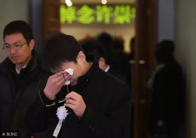 前妻去世我帶兒子再婚,婚禮上兒子跪地叫聲媽,我癱坐在地上!