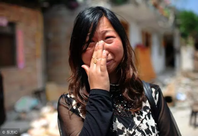 前妻去世我帶兒子再婚,婚禮上兒子跪地叫聲媽,我癱坐在地上!