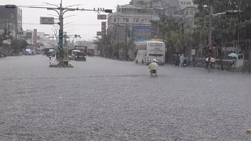 豪雨彈炸南台!岡山淹慘寸步難行 「崑山水樂園」再開幕