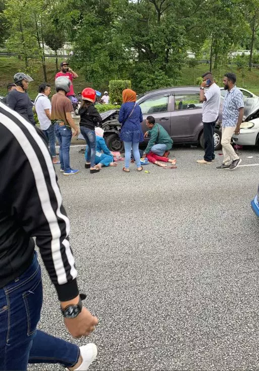 交通意外現場眾人只顧圍觀拍照,17歲少年出手相助後,結果讓人想不到的事發生了!
