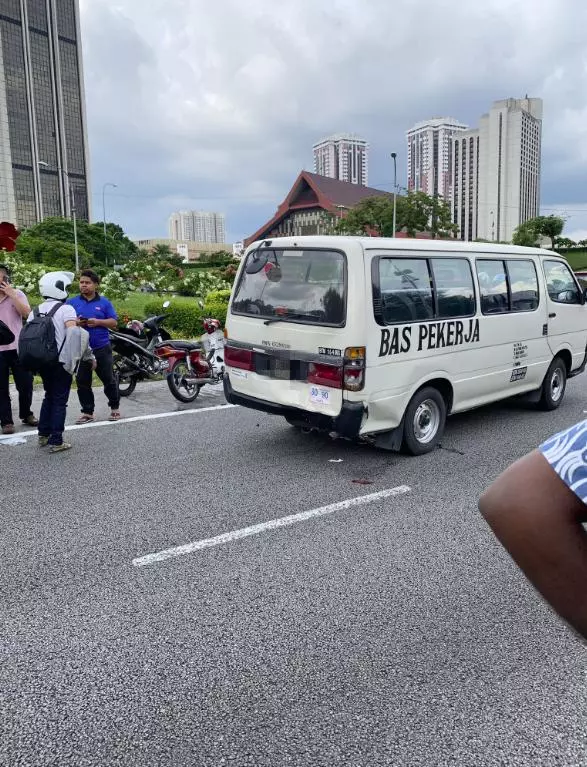 交通意外現場眾人只顧圍觀拍照,17歲少年出手相助後,結果讓人想不到的事發生了!
