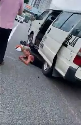 交通意外現場眾人只顧圍觀拍照,17歲少年出手相助後,結果讓人想不到的事發生了!