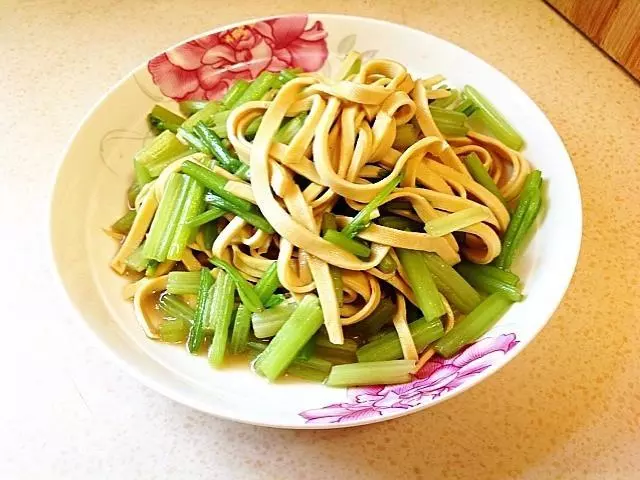清新爽口的19道西芹做法,每天學會一道,營養健康天天吃不夠