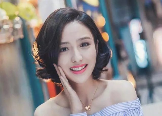 這些慘遭家暴的女明星中,實在是讓人痛心,但是她卻活成了榜樣
