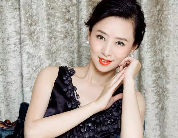 這些慘遭家暴的女明星中,實在是讓人痛心,但是她卻活成了榜樣
