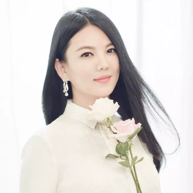 這些慘遭家暴的女明星中,實在是讓人痛心,但是她卻活成了榜樣