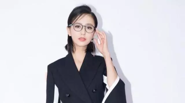 這些慘遭家暴的女明星中,實在是讓人痛心,但是她卻活成了榜樣