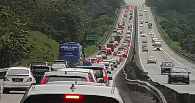 【檳返隆13小時】南北大道大塞車,竟關閉休息站,名廚妻憋尿憋到大道旁脫褲小便 !!! 拿督名廚氣到