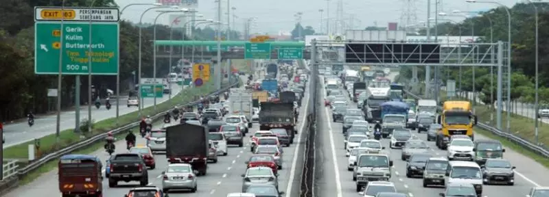 【檳返隆13小時】南北大道大塞車,竟關閉休息站,名廚妻憋尿憋到大道旁脫褲小便 !!! 拿督名廚氣到