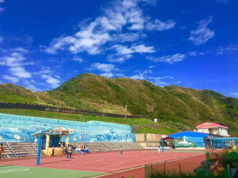 全台最美海邊學校特別開放假日參觀 過千名遊客離開後變這樣遊客!學校氣炸:請帶公德心 !