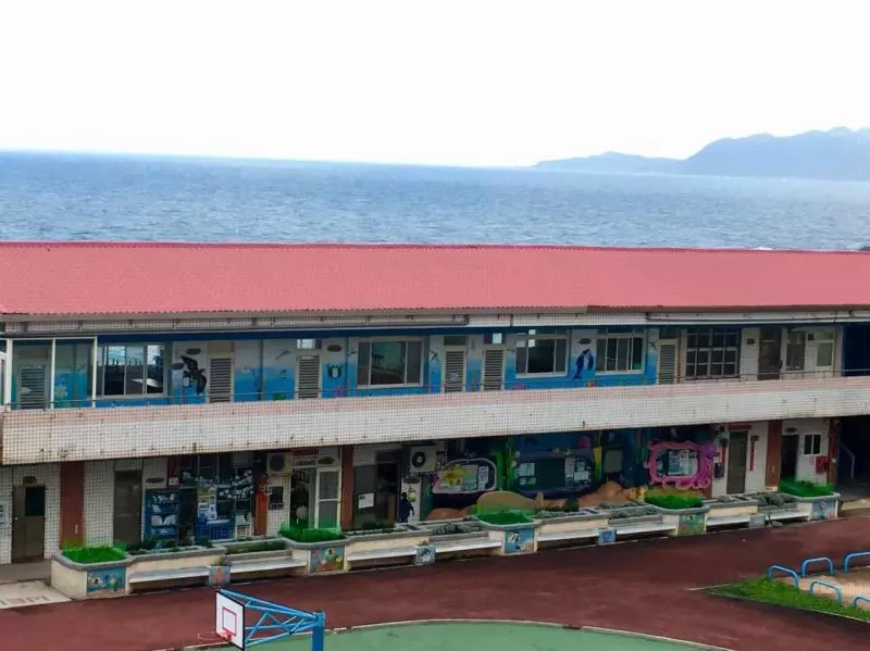全台最美海邊學校特別開放假日參觀 過千名遊客離開後變這樣遊客!學校氣炸:請帶公德心 !