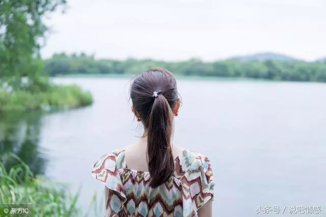 離婚一個月我去前夫家看女兒,鄰居的一句話,讓我愣在了原地