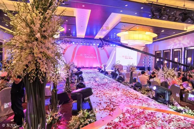 離婚不到一年我再婚,婚禮上看到前妻的身影,我狠抽自己耳光!